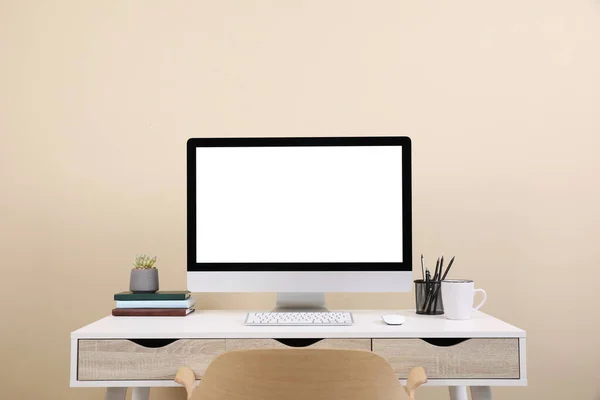 Cómodo Lugar Trabajo Con Pantalla Computadora Blanco Escritorio Cerca Pared — Foto de Stock