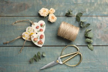 Düz kompozisyon ve mavi ahşap masa üzerinde kokulu keseler