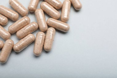 Açık gri zemin üzerinde birçok jelatin kapsül, düz yatıyordu. Metin için boşluk