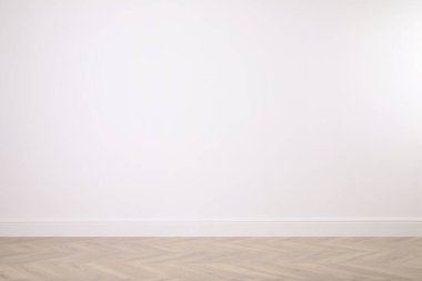 Odada beyaz bir duvar var. Tasarım için boşluk