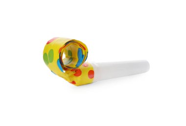 Parlak parti üfleyicisi beyazda izole edilmiş. Kutlama ögesi