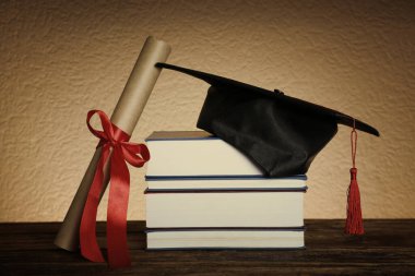 Mezuniyet şapka, kitap ve diploma ahşap tablo
