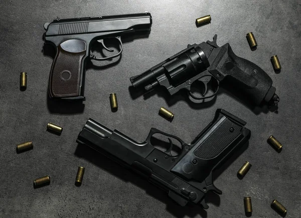 Verschillende Pistolen Kogels Grijze Tafel Plat Gelegd — Stockfoto