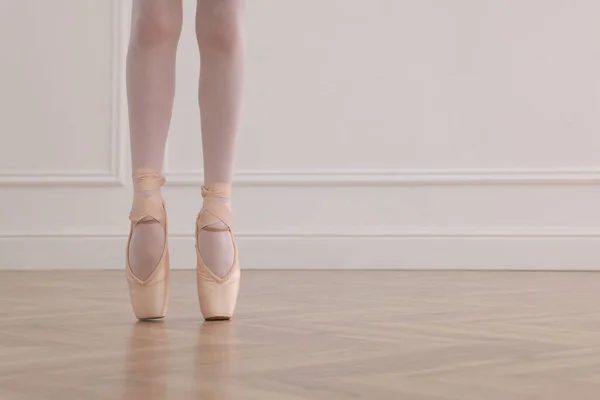 Piccola Ballerina Che Pratica Mosse Danza Studio Primo Piano Delle — Foto Stock