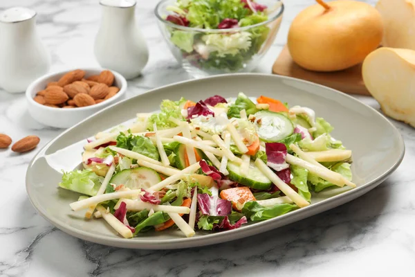 Heerlijke Rapsalade Geserveerd Witte Marmeren Tafel — Stockfoto