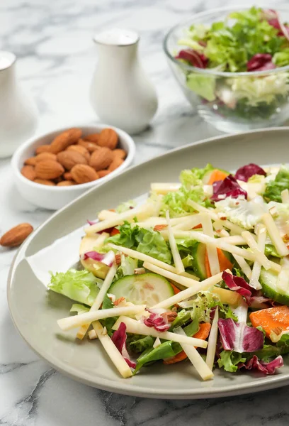 Läcker Rovsallad Serverad Vitt Marmorbord — Stockfoto