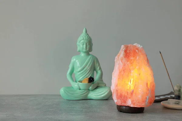 Himálajská Solná Lampa Buddhova Postava Kadidlo Krystaly Kamenném Stole Šedé — Stock fotografie