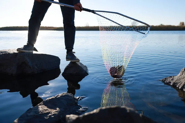 Pescador Detentor Rede Pesca Com Capturas Beira Rio Fechar — Fotografia de Stock