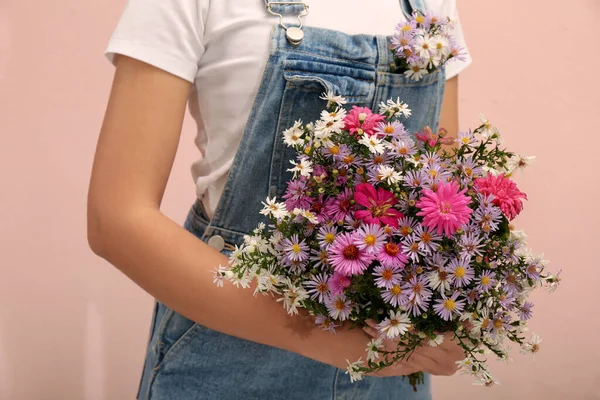 Kvinna Med Vackra Blommor Rosa Bakgrund Närbild — Stockfoto