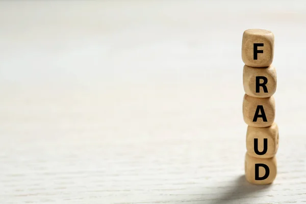 Mot Fraude Cubes Avec Des Lettres Sur Fond Blanc Bois — Photo