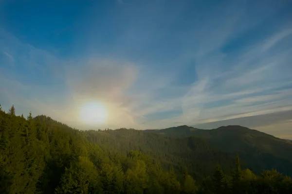 Letecký Pohled Krásnou Horskou Krajinu Zelenými Stromy Dopoledních Hodinách — Stock fotografie