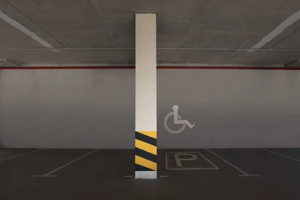 Parking Dla Samochodów Osobowych Symbolem Wózka Inwalidzkiego — Zdjęcie stockowe