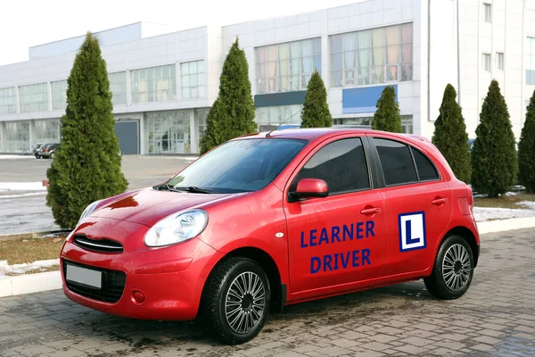 Carro Vermelho Moderno Placa Sinal Rua Cidade — Fotografia de Stock