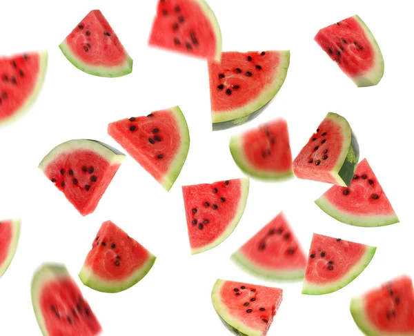 Scheiben Von Köstlichen Reifen Wassermelonen Fallen Auf Weißem Hintergrund — Stockfoto