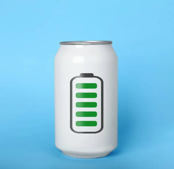 Lata Bebida Energética Con Foto Batería Completamente Cargada Sobre Fondo — Foto de Stock