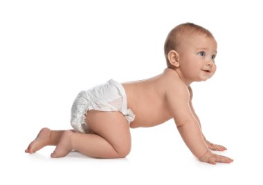 Beyaz arka planda emekleyen bezli şirin bir bebek.