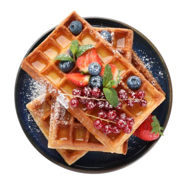 Beyaz arka planda böğürtlenli leziz Belçika waffle 'ları.