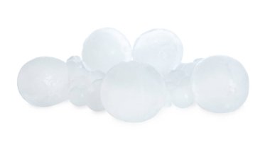 Beyaz zemin üzerinde birçok donmuş buz topu