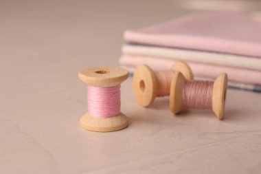 Açık gri masada renk dikiş iplikleri