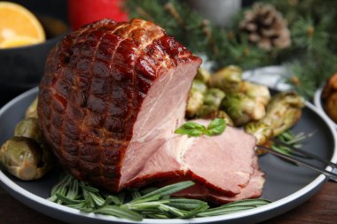 Brüksel lahanası ve biberiyeyle servis edilen lezzetli jambon, yakın plan. Noel yemeği.