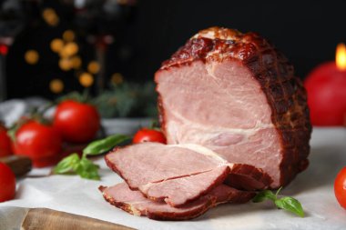 Domatesli lezzetli jambon ve parşömen üzerine fesleğen, yakın plan. Noel yemeği.
