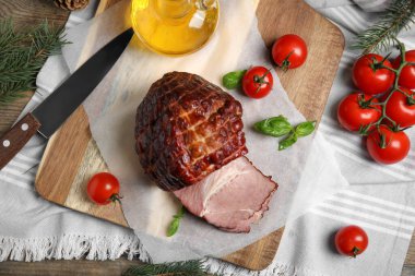 Ahşap masada nefis jambonlu şenlikli düz kompozisyon. Noel yemeği.