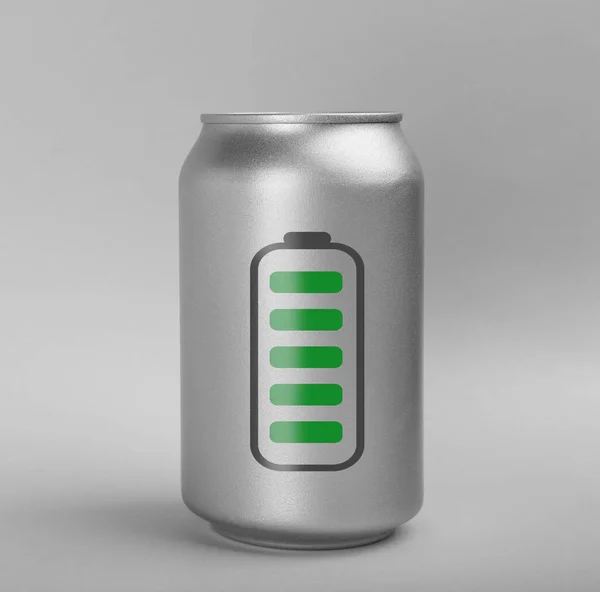 Lata Bebida Energética Con Foto Batería Completamente Cargada Sobre Fondo — Foto de Stock
