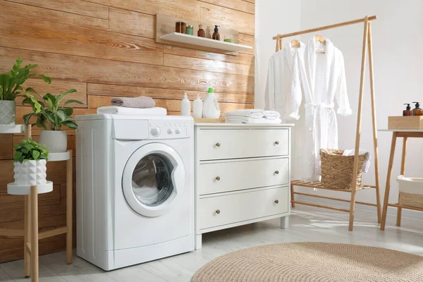 Tvättstuga Interiör Med Tvättmaskin Och Eleganta Möbler — Stockfoto