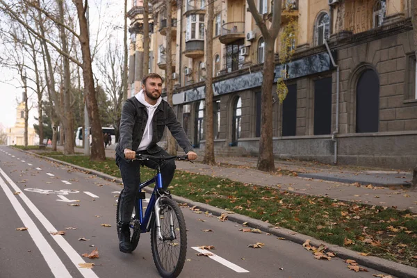 Felice Bell Uomo Bicicletta Sulla Corsia Città — Foto Stock