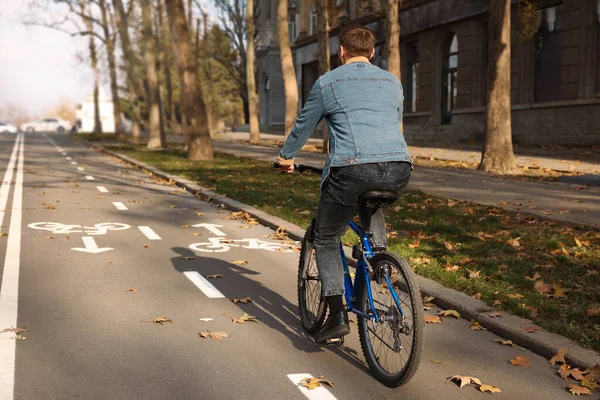 Чоловік Їде Велосипеді Провулку Місті Вид Ззаду — стокове фото