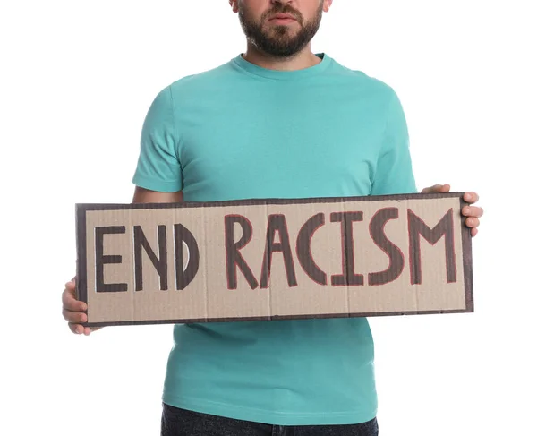 Mladý Muž Drží Znak Frází Konec Rasismu Bílém Pozadí Detailní — Stock fotografie
