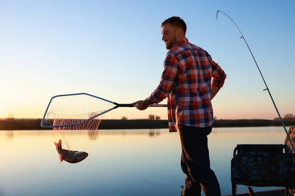 Pêcheur Tenant Filet Pêche Avec Prises Bord Rivière — Photo