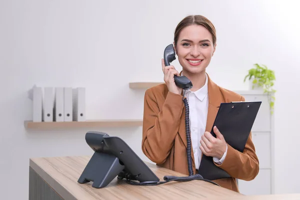 Recepcionista Femenina Con Portapapeles Hablando Por Teléfono Lugar Trabajo —  Fotos de Stock