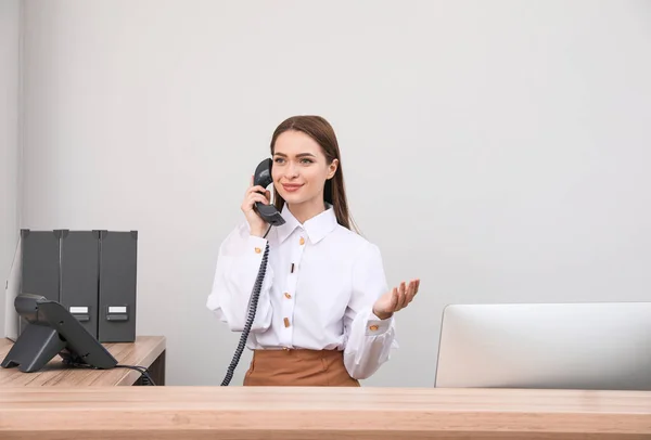 Femme Réceptionniste Parlant Téléphone Sur Lieu Travail — Photo