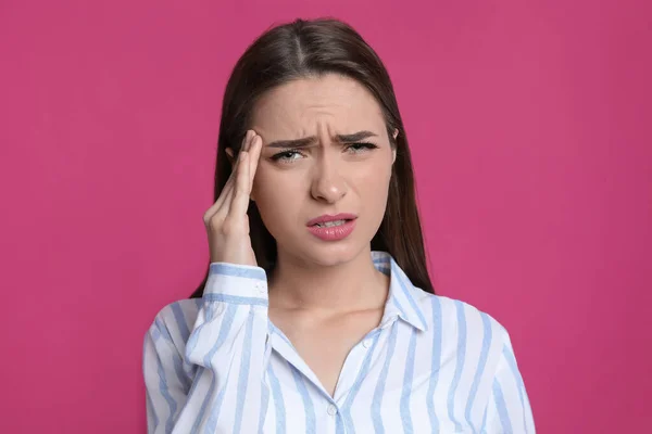 Junge Frau Leidet Unter Kopfschmerzen Auf Rosa Hintergrund — Stockfoto