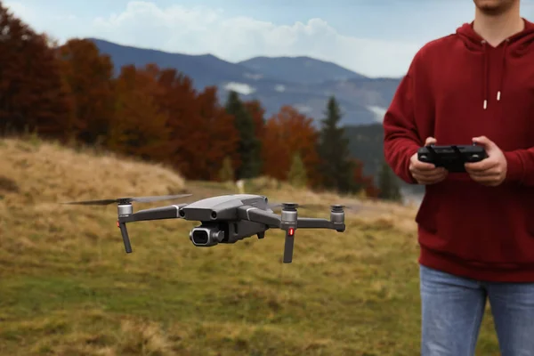Άνθρωπος Που Λειτουργεί Σύγχρονο Drone Τηλεχειριστήριο Στα Βουνά — Φωτογραφία Αρχείου