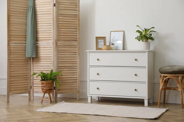 Stilvolles Zimmer Mit Holzklappgitter Und Kommode Der Nähe Der Weißen — Stockfoto