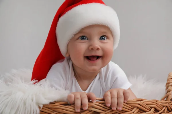 Lindo Bebé Con Sombrero Santa Canasta Mimbre Sobre Fondo Gris —  Fotos de Stock