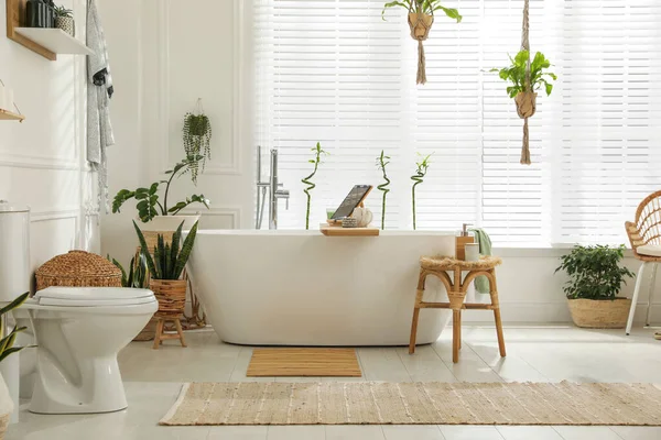 Havalı Beyaz Küvet Yeşil Bitkiler Banyoda Tasarım — Stok fotoğraf