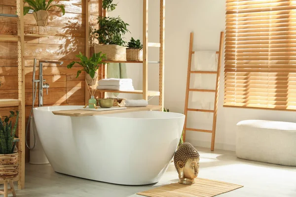 Stilvolles Badezimmer Mit Weißer Badewanne Und Grünen Zimmerpflanzen Der Nähe — Stockfoto