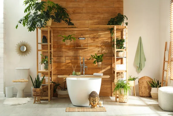 Stílusos Fürdőszoba Belső Fehér Káddal Zöld Szobanövények Mellett Fából Készült — Stock Fotó