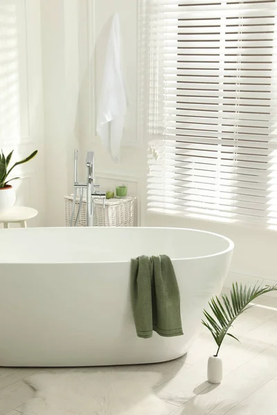 Elegante Bagno Interno Con Piante Verdi Home Design — Foto Stock