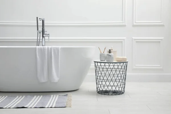 Moderne Keramik Badewanne Und Tisch Mit Toilettenartikeln Der Nähe Weißer — Stockfoto