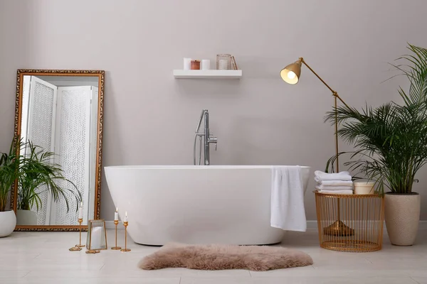 Elegante Bagno Interno Con Vasca Bianca Moderna — Foto Stock