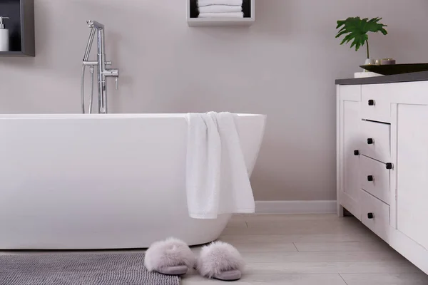 Stílusos Fürdőszoba Belső Modern Fehér Káddal — Stock Fotó