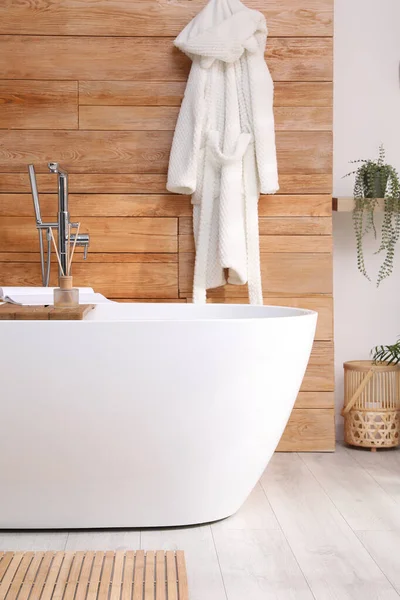 Bañera Blanca Hermosas Plantas Baño Diseño Interiores —  Fotos de Stock