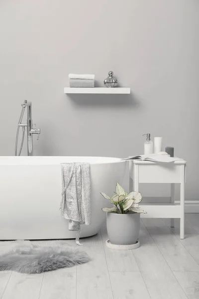 욕조와 욕실에 아름다운 디자인 — 스톡 사진