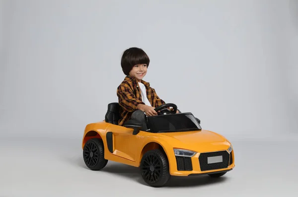 Χαριτωμένο Μικρό Αγόρι Οδήγηση Ηλεκτρικό Παιχνίδι Αυτοκίνητο Των Παιδιών Γκρι — Φωτογραφία Αρχείου