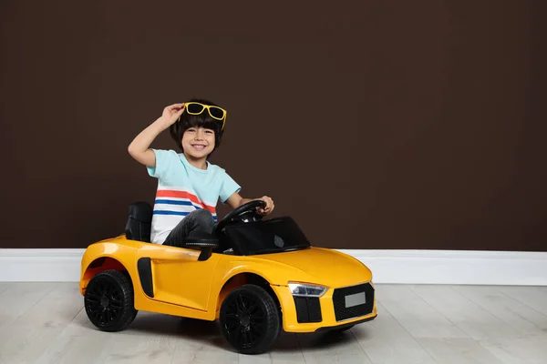 Carino Bambino Che Guida Auto Giocattolo Elettrico Bambini Vicino Muro — Foto Stock