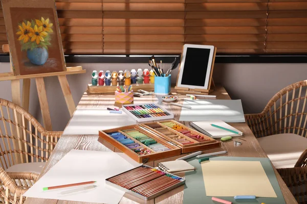 柔らかいパステル タブレットとテーブルの上に鉛筆を描くアーティストの職場 — ストック写真
